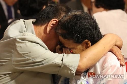 Người dân hai miền Triều Tiên kết thúc cuộc đoàn tụ trong nước mắt ảnh 2