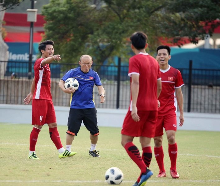 Trước 'đại chiến' với Syria, Park Hang-seo khơi dậy hứng khởi cho cầu thủ bằng bài tập thư giãn ảnh 2