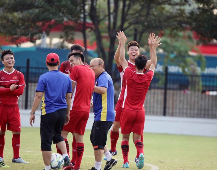 Trước 'đại chiến' với Syria, Park Hang-seo khơi dậy hứng khởi cho cầu thủ bằng bài tập thư giãn ảnh 5