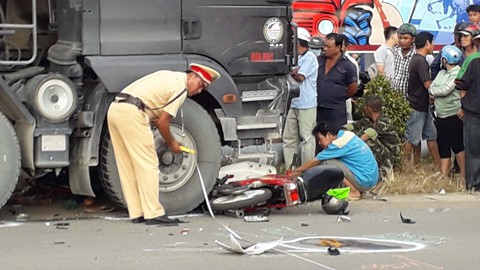 Xe ben đâm liên tiếp 2 xe máy, húc đổ trụ đèn khiến 2 người tử vong ảnh 2