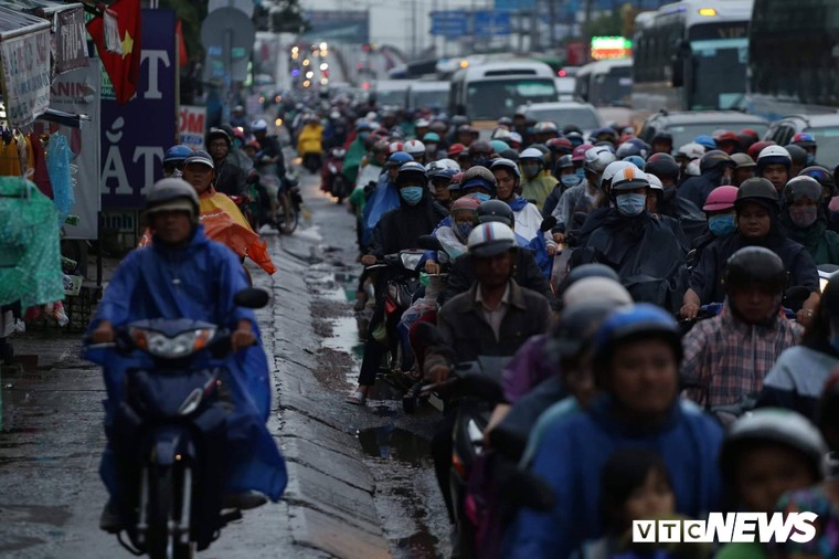 Chùm ảnh: Người dân mệt mỏi trở về Hà Nội và TP HCM sau kỳ nghỉ lễ Quốc khánh ảnh 7