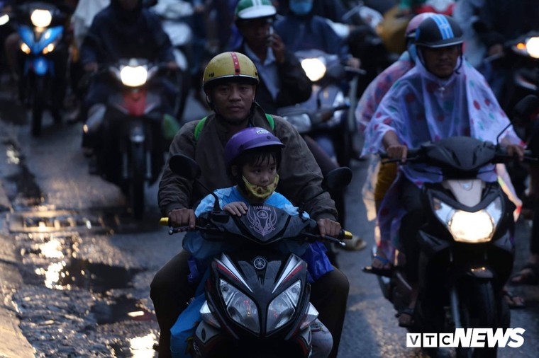 Chùm ảnh: Người dân mệt mỏi trở về Hà Nội và TP HCM sau kỳ nghỉ lễ Quốc khánh ảnh 8