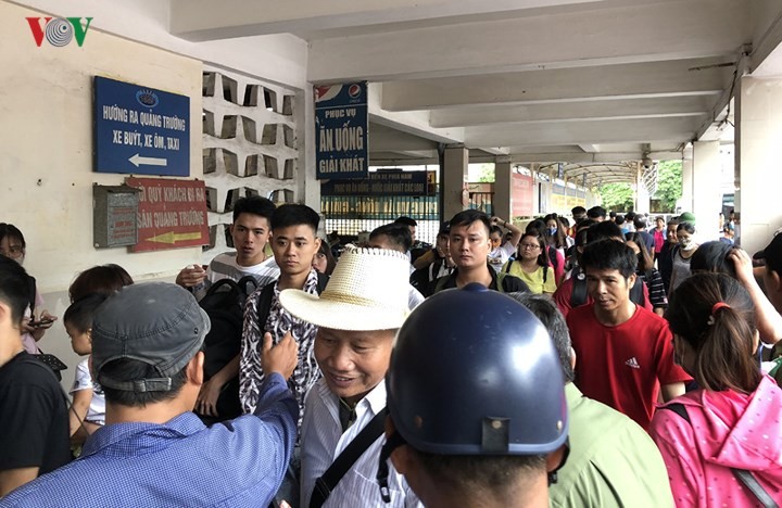 Chùm ảnh: Người dân mệt mỏi trở về Hà Nội và TP HCM sau kỳ nghỉ lễ Quốc khánh ảnh 1