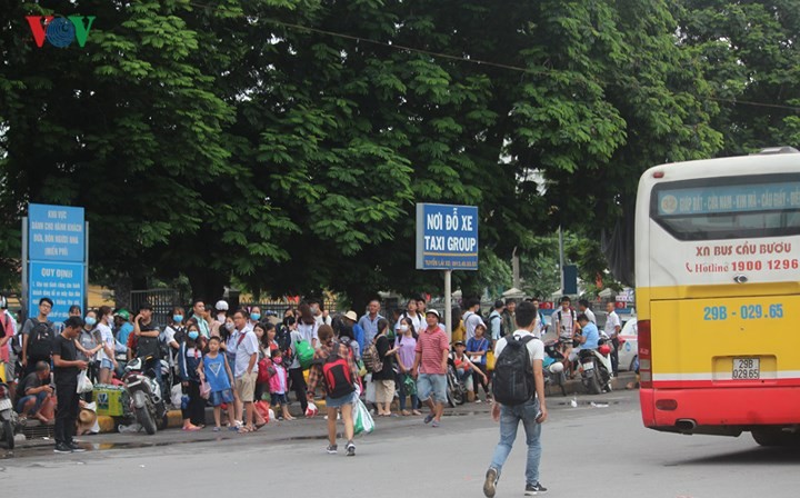 Chùm ảnh: Người dân mệt mỏi trở về Hà Nội và TP HCM sau kỳ nghỉ lễ Quốc khánh ảnh 2