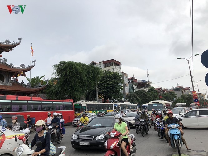 Chùm ảnh: Người dân mệt mỏi trở về Hà Nội và TP HCM sau kỳ nghỉ lễ Quốc khánh ảnh 3