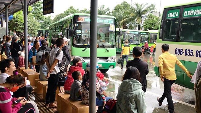 Chùm ảnh: Người dân mệt mỏi trở về Hà Nội và TP HCM sau kỳ nghỉ lễ Quốc khánh ảnh 12