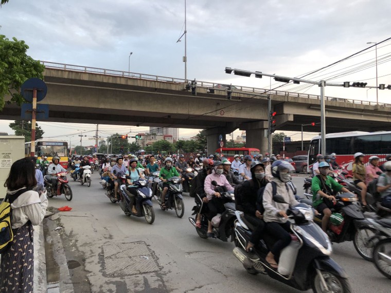 Chùm ảnh: Người dân mệt mỏi trở về Hà Nội và TP HCM sau kỳ nghỉ lễ Quốc khánh ảnh 4