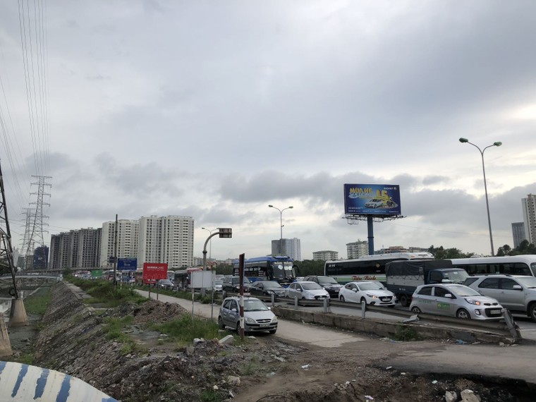 Chùm ảnh: Người dân mệt mỏi trở về Hà Nội và TP HCM sau kỳ nghỉ lễ Quốc khánh ảnh 6