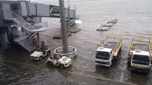 Nhật Bản: Tàu chở dầu đâm vào cầu, sân bay Osaka ngập lụt nặng do ảnh hưởng của bão Jebi ảnh 1