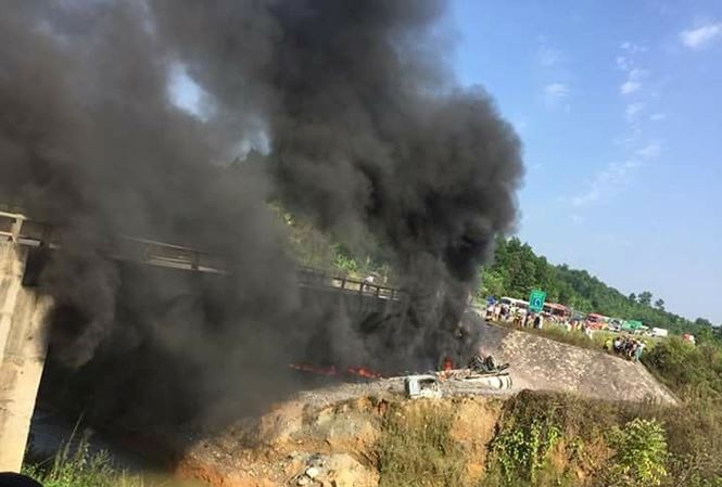 Va chạm với xe con, xe bồn chở xăng cháy đen trên cao tốc Nội Bài-Lào Cai ảnh 1