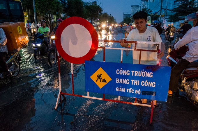 Người dân TP HCM khổ sở trên đường về nhà do triều cường dâng cao ảnh 7