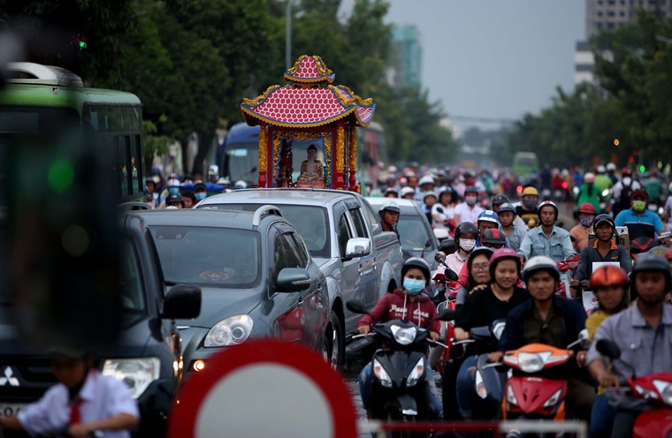 Người dân TP HCM khổ sở trên đường về nhà do triều cường dâng cao ảnh 1