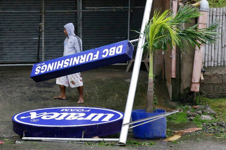 Chùm ảnh: Người dân Philippines vật lộn chống chọi với bão Mangkhut ảnh 1