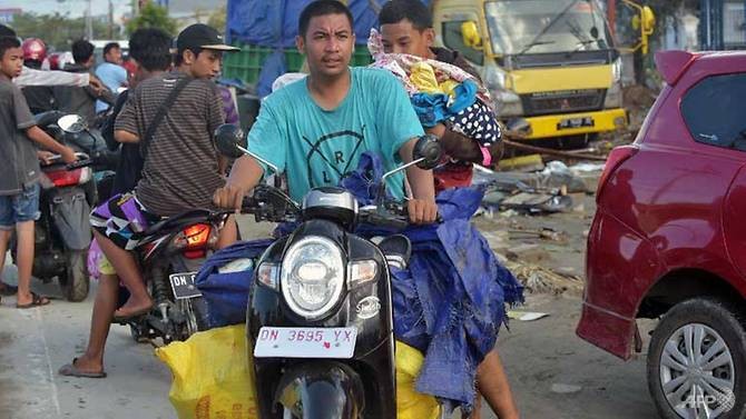 Người dân Indonesia chọn cách ngủ ngoài trời do lo sợ động đất ảnh 3