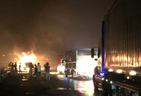 Xe đầu kéo cháy trơ khung gây tắc nghẽn đường tránh Hạ Hải Vân ảnh 1