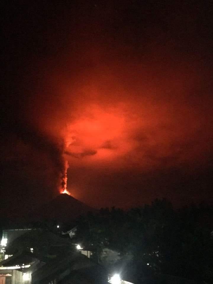 Đảo Sulawesi hứng chịu núi lửa phun trào sau thảm họa động đất và sóng thần ảnh 1