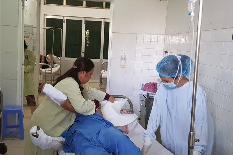 Vụ nổ tàu cá Quảng Ngãi: 'Hầu như ai cũng bị vết cháy xém, nằm la liệt' ảnh 1