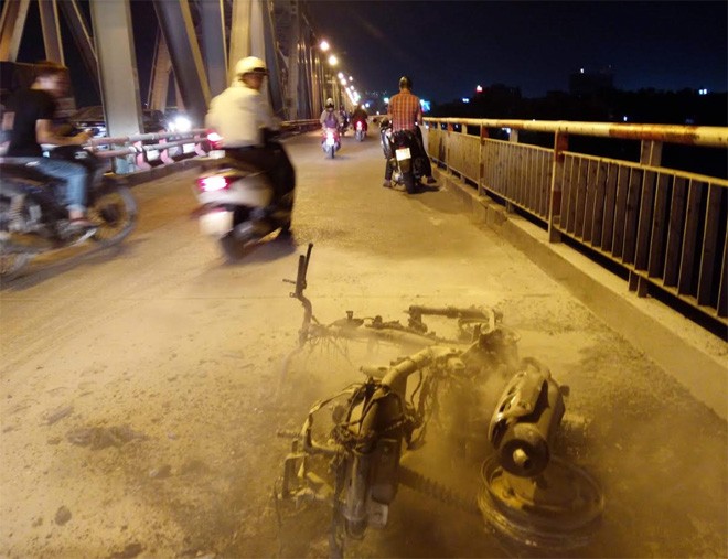 Xe máy cháy trơ khung khiến cầu Chương Dương tắc nghẽn ảnh 1