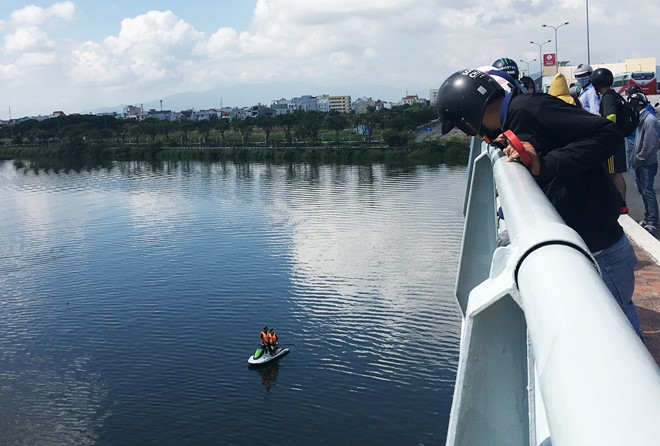 Đà Nẵng: Mâu thuẫn tình cảm, nam thanh niên gieo mình xuống sông Hàn ảnh 1