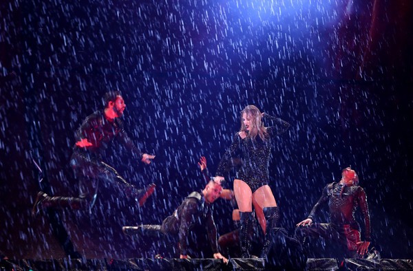 Taylor Swift biểu diễn bất chấp trời mưa lớn ảnh 5