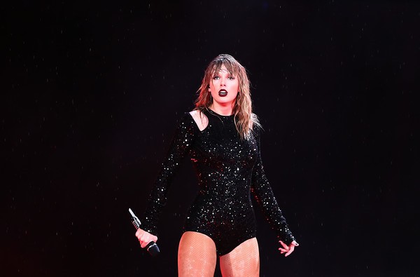 Taylor Swift biểu diễn bất chấp trời mưa lớn ảnh 4