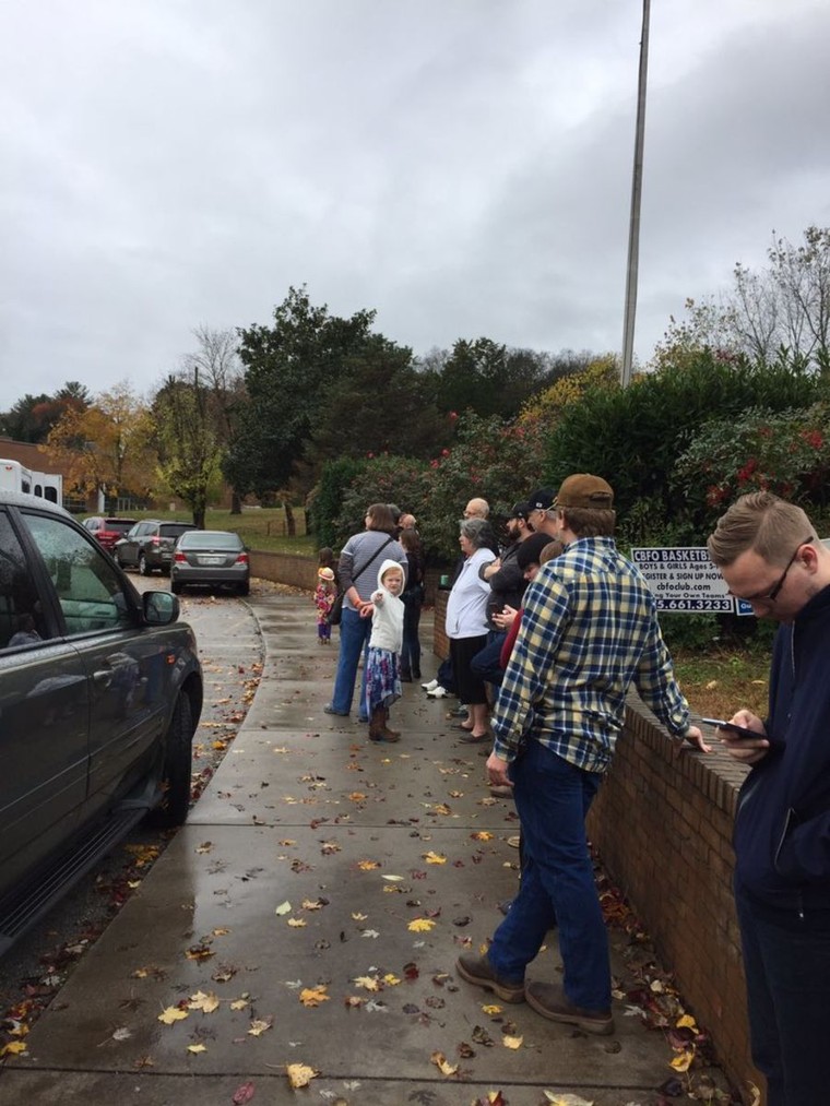 Người dân Mỹ xếp hàng bầu cử từ sáng sớm ảnh 7