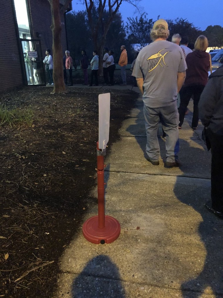 Người dân Mỹ xếp hàng bầu cử từ sáng sớm ảnh 4