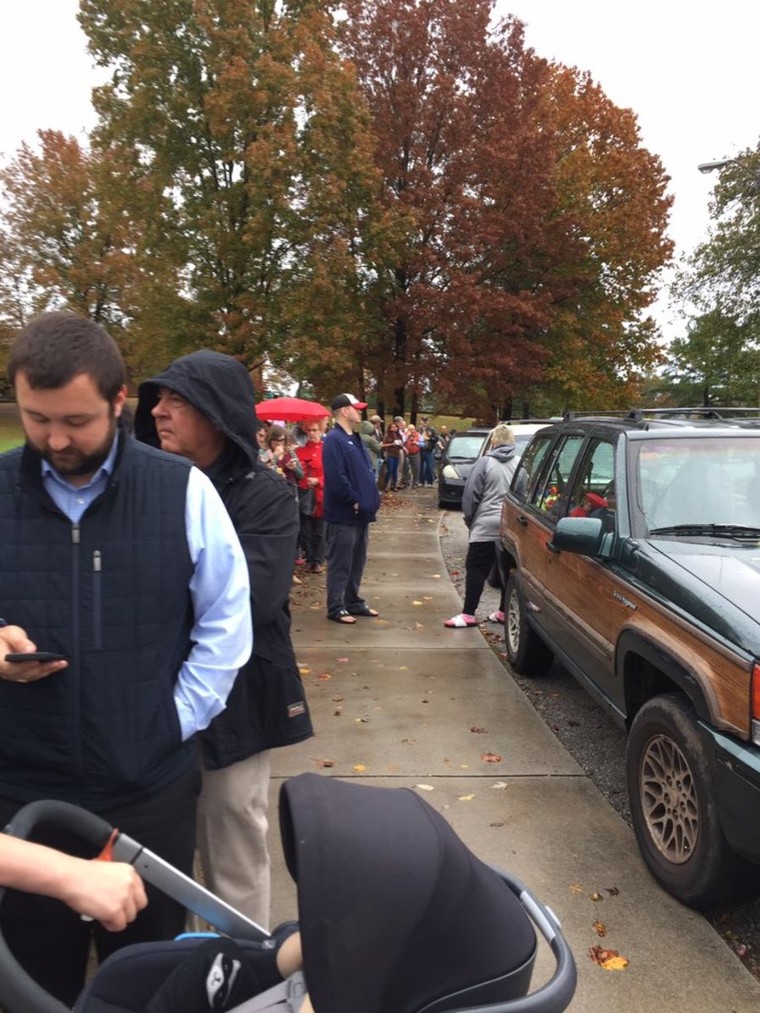 Người dân Mỹ xếp hàng bầu cử từ sáng sớm ảnh 5