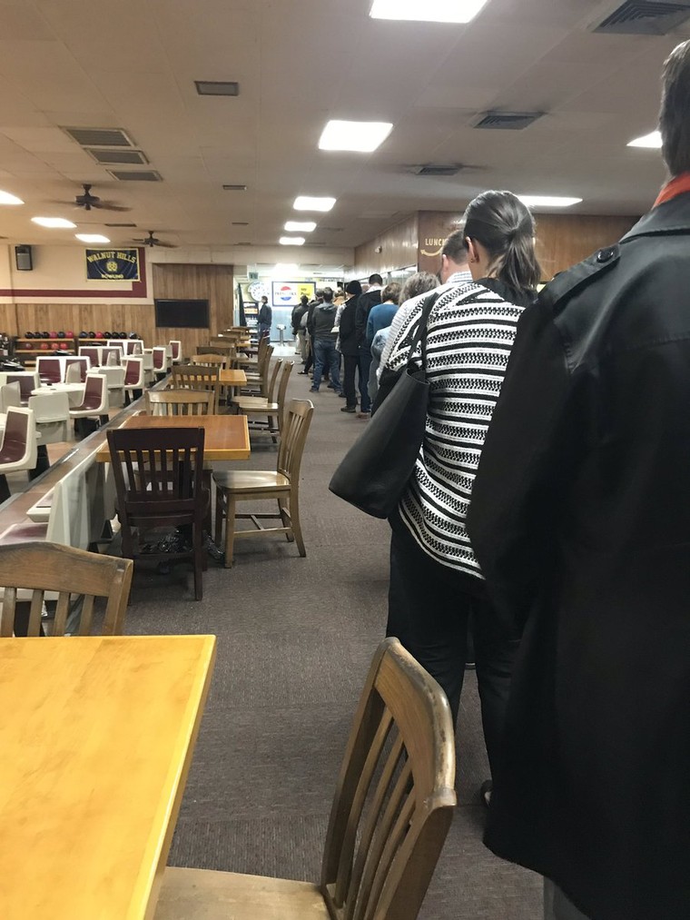 Người dân Mỹ xếp hàng bầu cử từ sáng sớm ảnh 2