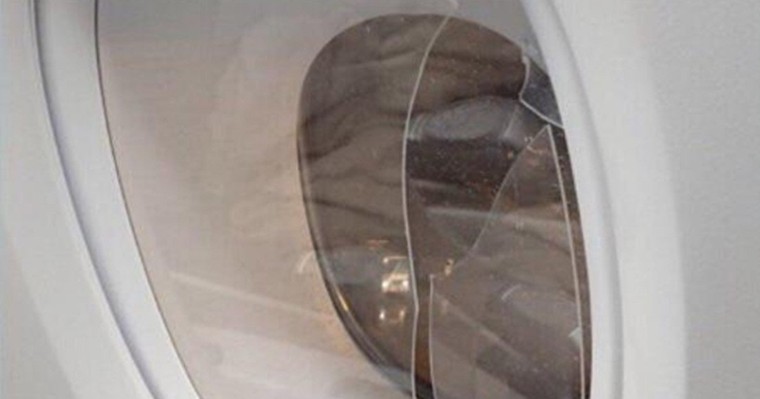 Hàn Quốc: Hành khách nổi điên, đập vỡ cửa kính máy bay khi đang hạ cánh ảnh 1