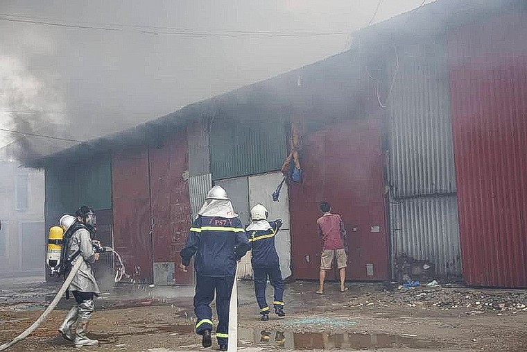 Lửa thiêu trụi nhiều kho hàng lớn sau Bến xe Nước ngầm ảnh 3