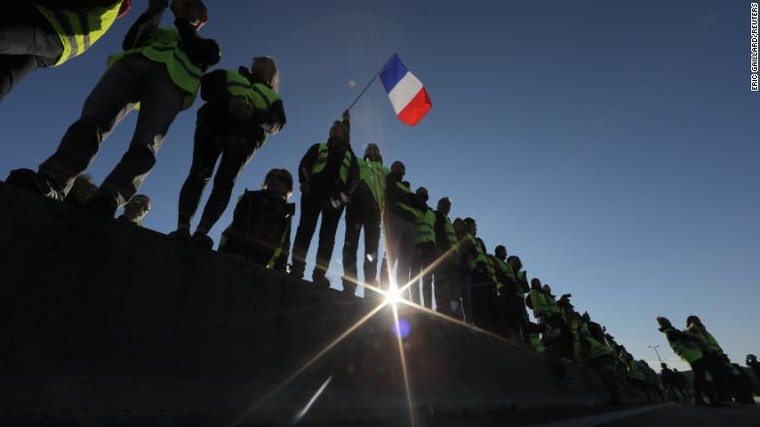 Tổng thống Macron đối mặt với thách thức lớn nhất kể từ khi nắm quyền ảnh 1