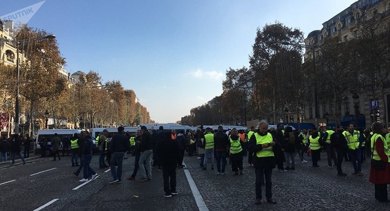 Cảnh sát Pháp phải sử dụng hơi ga và vòi rồng để trấn áp người biểu tình ảnh 1