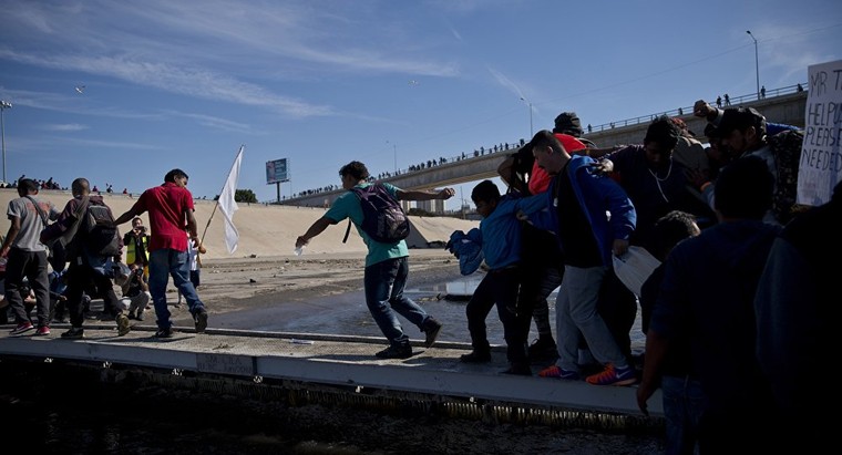 Đụng độ với người di cư, Mỹ tạm thời đóng cửa biên giới với Mexico ảnh 1