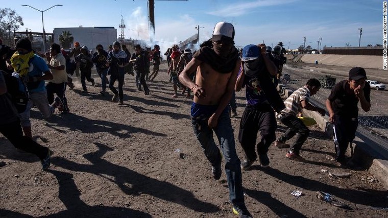 Đụng độ với người di cư, Mỹ tạm thời đóng cửa biên giới với Mexico ảnh 2