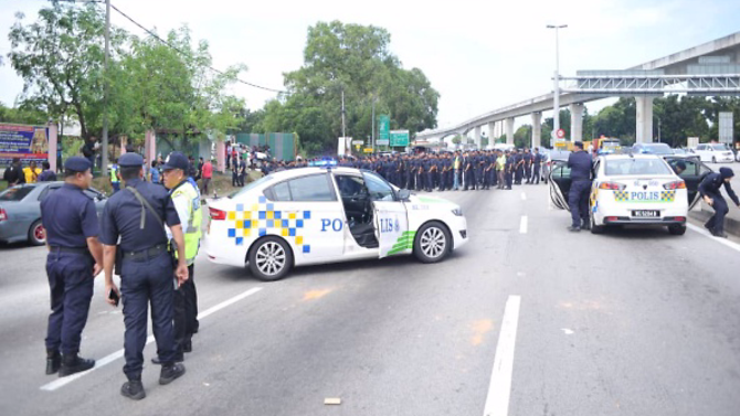 Malaysia: Bạo động bùng phát bên ngoài ngôi đền Hindu tại thành phố Subang Jaya ảnh 3