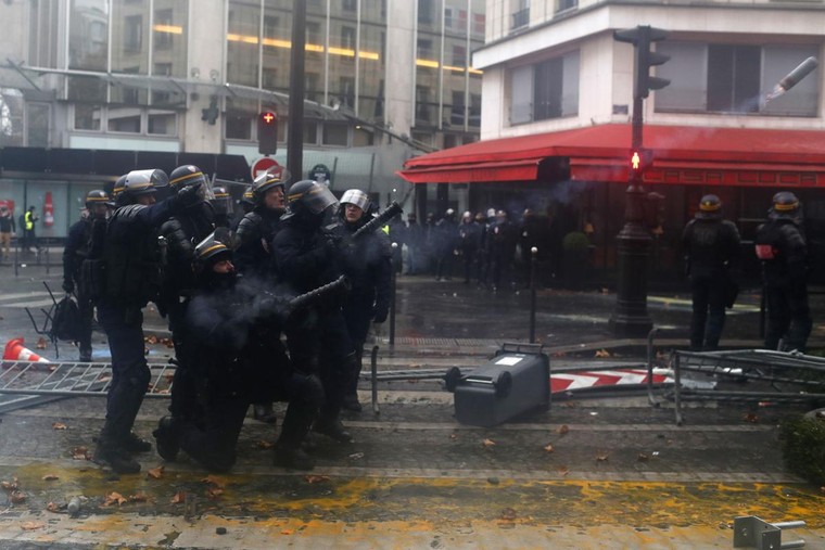 Tổng thống Pháp thị sát 'chiến trường' Paris giữa tâm điểm của làn sóng bạo động ảnh 2