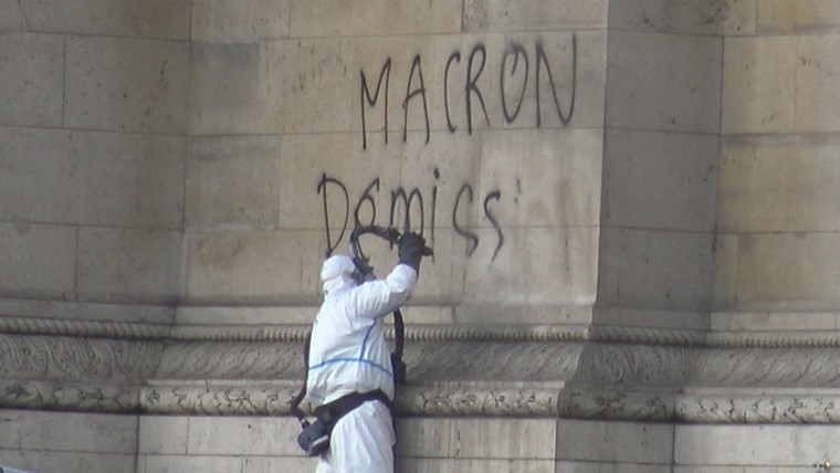 Tổng thống Pháp thị sát 'chiến trường' Paris giữa tâm điểm của làn sóng bạo động ảnh 1