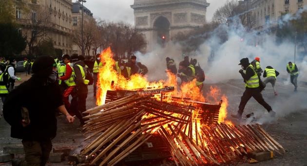 Tổng thống Pháp thị sát 'chiến trường' Paris giữa tâm điểm của làn sóng bạo động ảnh 3