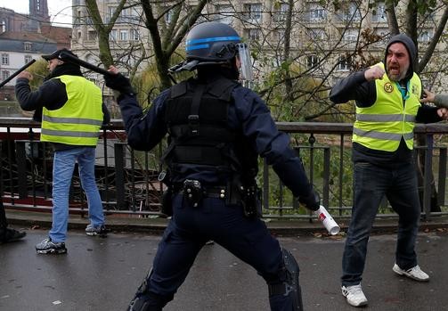 Bạo động khiến hàng trăm người bị thương, chính quyền Paris họp khẩn ảnh 2