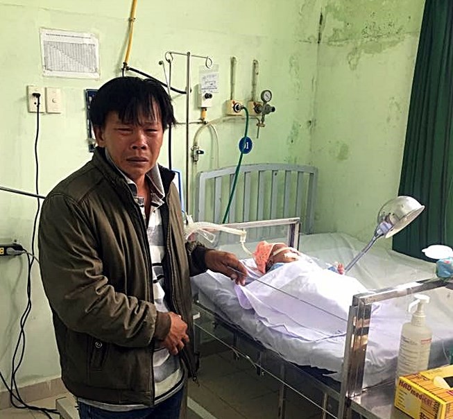 Bé sơ sinh gãy tay, nguy kịch vì bác sĩ đỡ đẻ sai cách ảnh 1