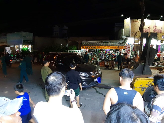 Xe ô tô gây tai nạn liên hoàn khiến 4 người nhập viện ảnh 1