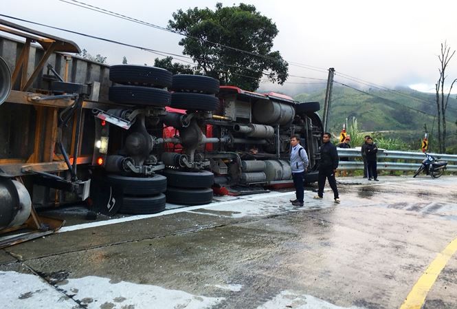 Tai nạn lật xe trên đèo Lò Xo, hai nạn nhân mắc kẹt trong cabin ảnh 1