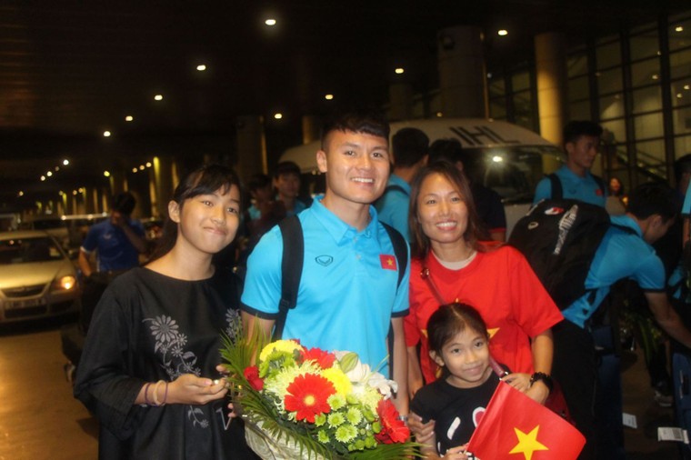 Đội tuyển Việt Nam được người hâm mộ 'săn đón' tại sân bay Kuala Lumpur ảnh 2
