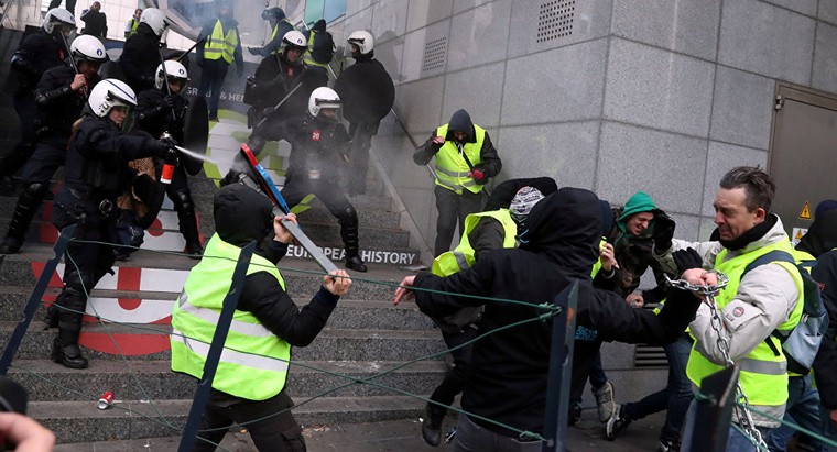 Tổng thống Macron thừa nhận sai lầm, lên án các hành vi bạo lực ảnh 1
