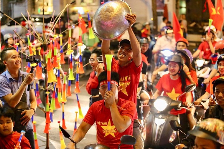 Chùm ảnh: Người dân phấn khích đổ ra đường ăn mừng sau trận hòa của đội tuyển Việt Nam ảnh 1