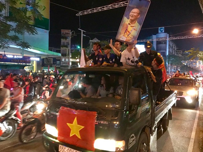 Chùm ảnh: Người dân phấn khích đổ ra đường ăn mừng sau trận hòa của đội tuyển Việt Nam ảnh 7