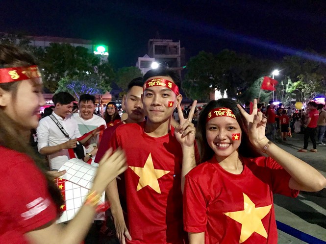 Chùm ảnh: Người dân phấn khích đổ ra đường ăn mừng sau trận hòa của đội tuyển Việt Nam ảnh 6