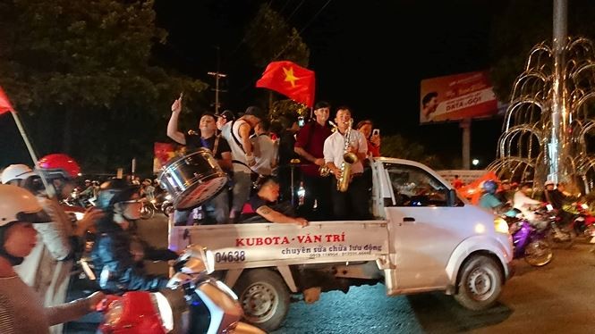 Chùm ảnh: Người dân phấn khích đổ ra đường ăn mừng sau trận hòa của đội tuyển Việt Nam ảnh 9