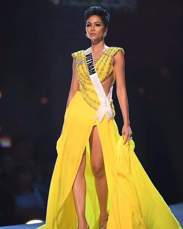 Màn hất váy khoe đùi của H'hen Niê trong đêm bán kết Miss Universe khiến fan phát sốt ảnh 2